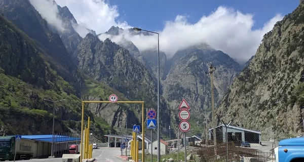 Украинцы, застрявшие на границе Грузии и РФ, объявили голодовку