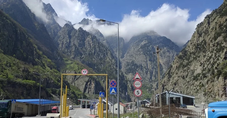 Українці, які застрягли на кордоні Грузії та РФ, оголосили голодування