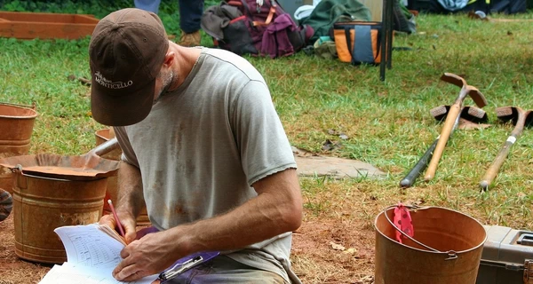 Киев в сентябре начнет эксгумацию останков украинцев, захороненных в Польше