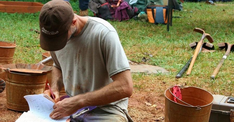 Київ розпочне у вересні ексгумацію останків українців, похованих у Польщі