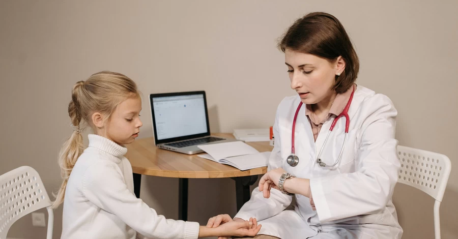 Медосмотр перед школой: как избежать очередей и детских слез и получить заветную справку