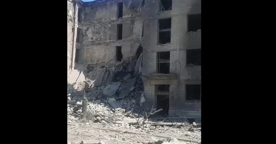 Росіяни скинули авіабомбу на житловий будинок у Куп'янську, під завалами є люди