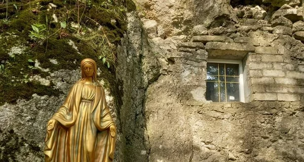 Активистов возмутило пластиковое окно в пещере Тернопольской области, которое установили 20 лет назад