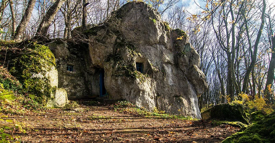 Активистов возмутило пластиковое окно в пещере Тернопольской области, которое установили 20 лет назад