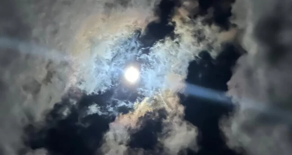 Осетровое полнолуние в августе 2025: когда ожидать и как наблюдать незабываемое явление