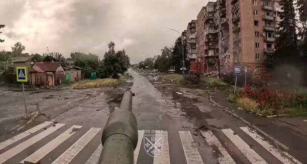 Покровск: заехать в город нельзя, оставшиеся жители хоронят соседей в клумбах 