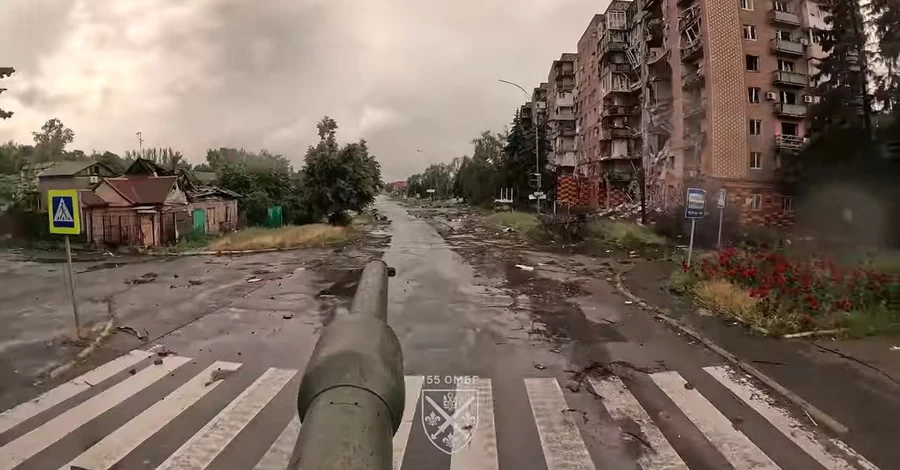 Покровськ: заїхати в місто не можна, жителі, що залишилися, ховають сусідів у клумбах 