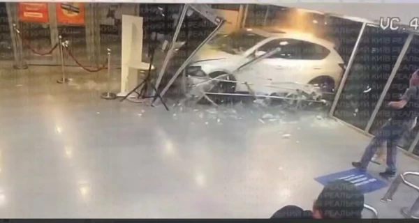 В Киеве автомобиль на скорости влетел в ТРЦ Ocean Plaza