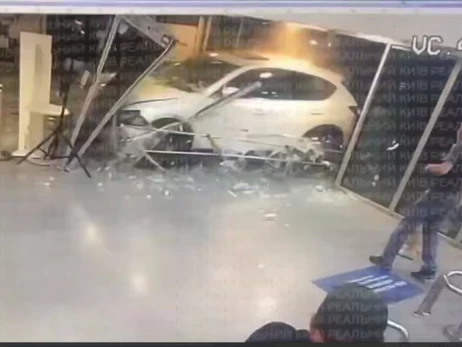 В Киеве автомобиль на скорости влетел в ТРЦ Ocean Plaza