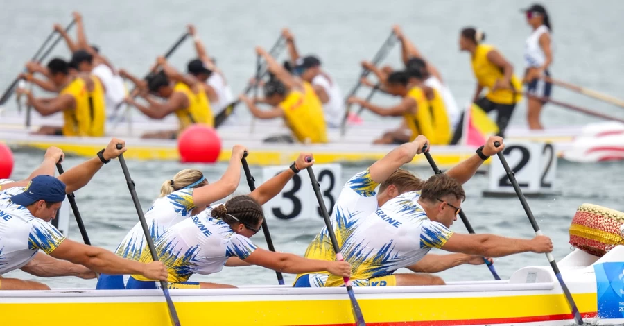 Українські веслувальники на човнах 