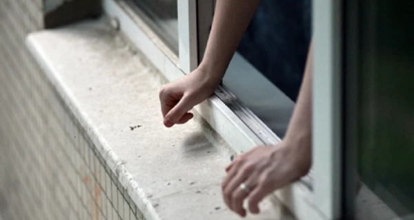 В Харькове трехлетняя девочка выпала из окна на 5-м этаже: ее спас кондиционер