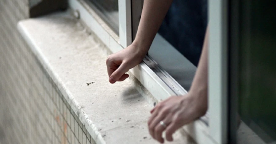 У Харкові трирічна дівчинка випала з вікна на 5-му поверсі: її врятував кондиціонер