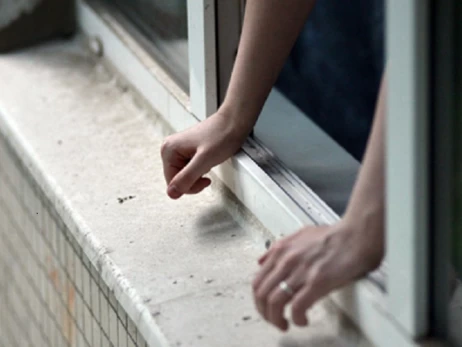 У Харкові трирічна дівчинка випала з вікна на 5-му поверсі: її врятував кондиціонер