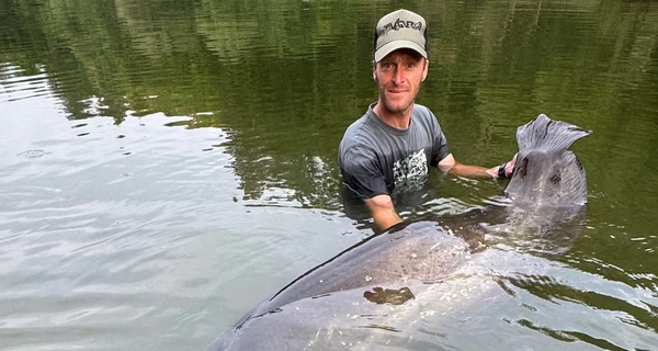 В Чехии рыбак поймал гигантского сома длиной почти три метра