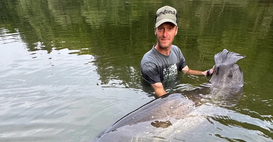 У Чехії рибалка упіймав гігантського сома довжиною майже три метри