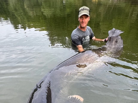 У Чехії рибалка упіймав гігантського сома довжиною майже три метри