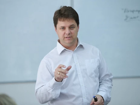 У Міносвіти розповіли, скільки випускників, які здобули 200 балів за НМТ, залишилися в Україні