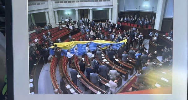 Украинский фотожурналист выставил на продажу уникальный снимок из зала Верховной Рады, сделанный в 1991 году