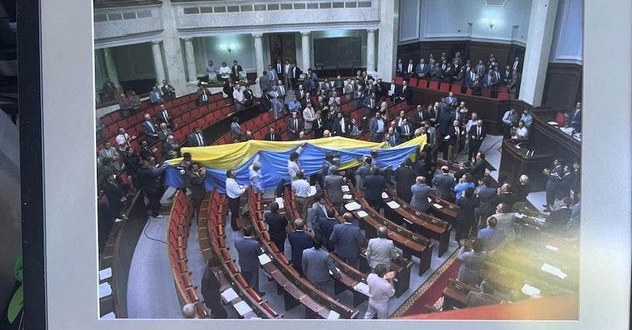 Украинский фотожурналист выставил на продажу уникальный снимок из зала Верховной Рады, сделанный в 1991 году