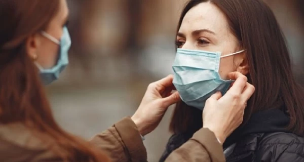 Из-за роста заболеваемости COVID-19 медики советуют носить маски в людных местах