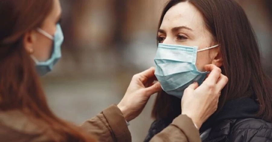 Из-за роста заболеваемости COVID-19 медики советуют носить маски в людных местах
