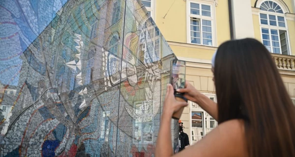 Воссозданная мозаика Аллы Горской вернулась из Лондона в Украину