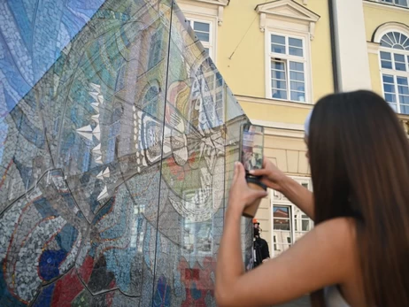 Відтворена мозаїка Алли Горської повернулася з Лондона до України