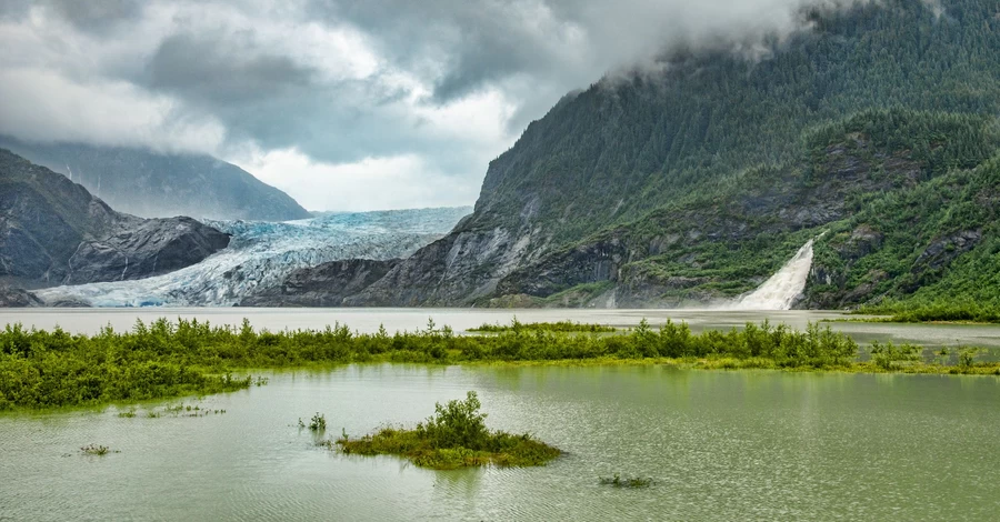 Знамения апокалипсиса? Накануне встречи Трампа и Путина Аляску трясет и заливает
