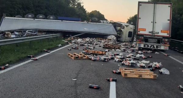 Возле Умани перевернулась фура с Coca-Cola