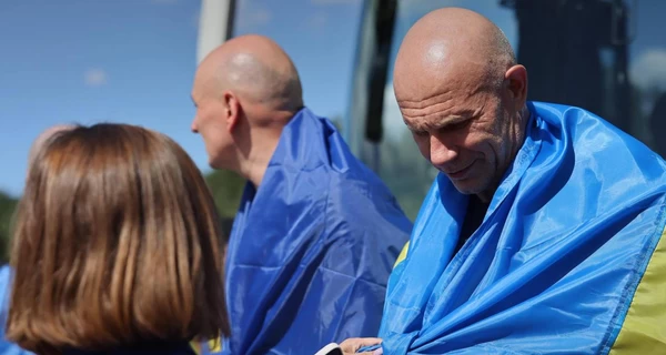 Из плена вернулись две пары братьев и учительница, не видевшая своих детей шесть лет, - истории освобожденных