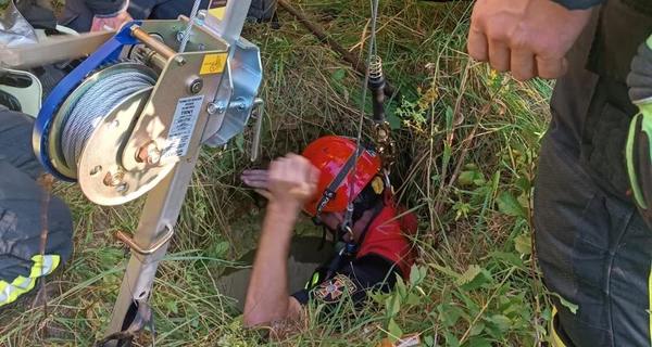 В Луцке спасатели достали из коллекторного колодца 14-летнего подростка