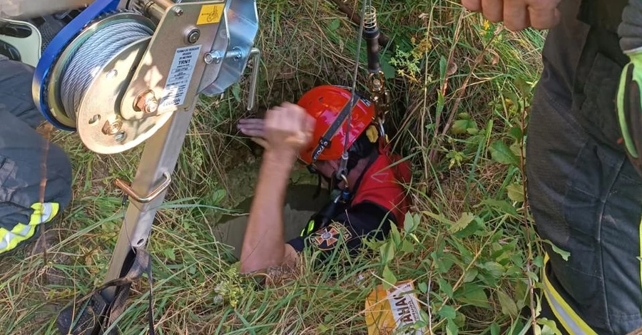 У Луцьку рятівники дістали з колекторного колодязю 14-річного хлопця