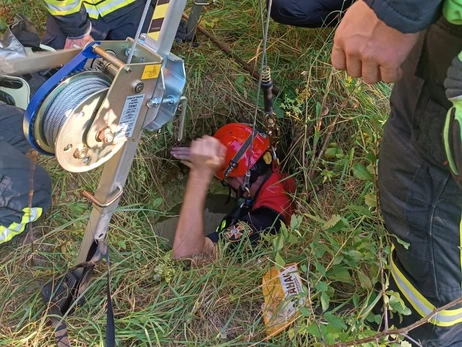 В Луцке спасатели достали из коллекторного колодца 14-летнего подростка