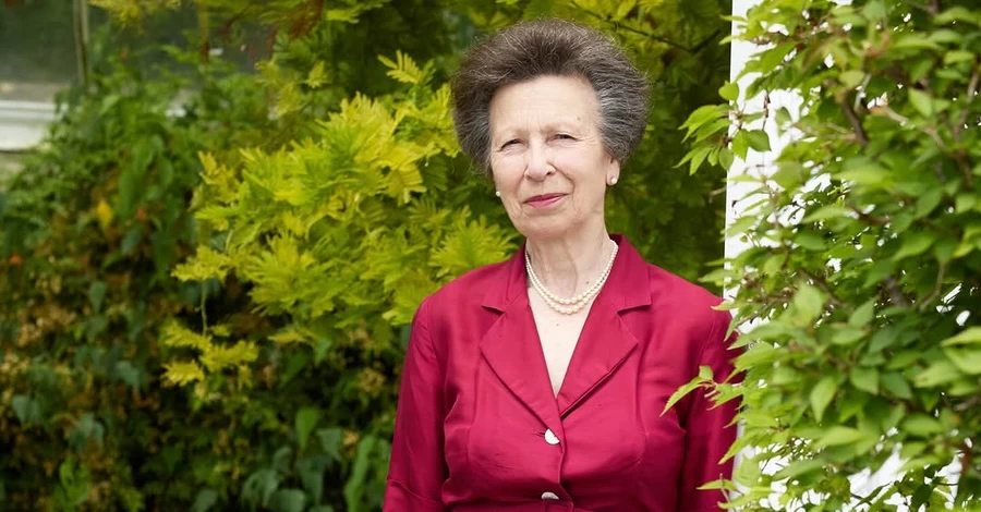 Букингемский дворец представил новые портреты принцессы Анны в честь ее 75-летия 