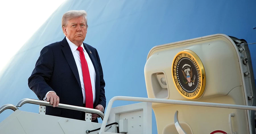 Трамп із літака по дорозі до Путіна: Я тут, щоб посадити їх за стіл переговорів