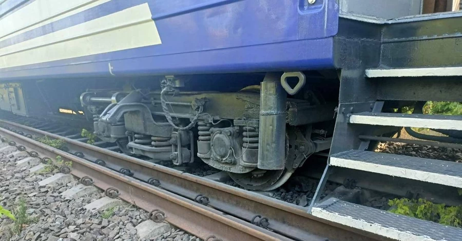 На Закарпатті через спеку зійшов з колії пасажирський потяг