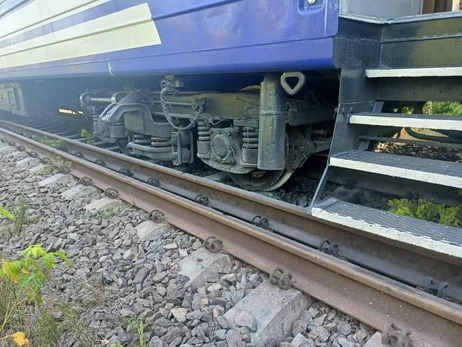 На Закарпатті через спеку зійшов з колії пасажирський потяг