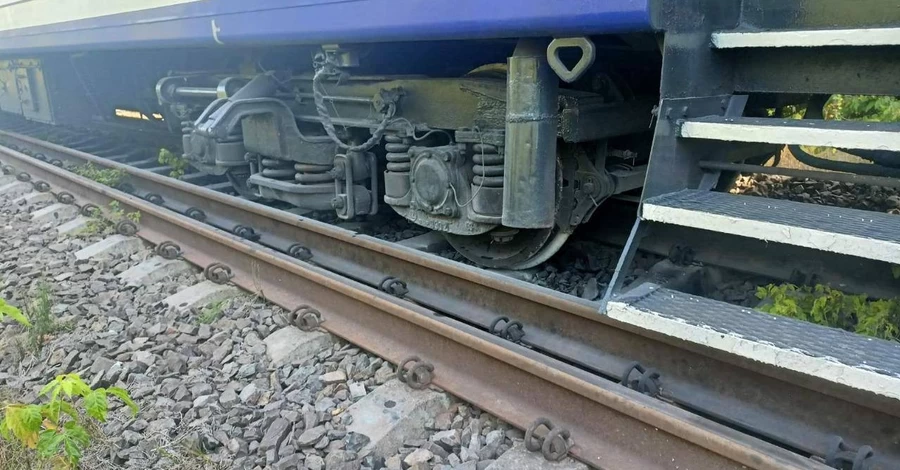 На Закарпатті пасажирський потяг зійшов з рейок, причина – аномальна спека