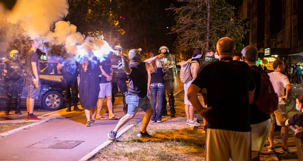 В Сербии на протестах начались столкновения, силовики применили слезоточивый газ