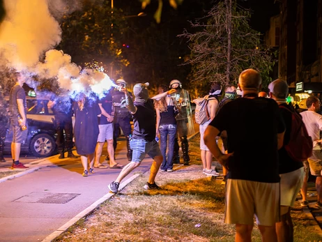 В Сербии на протестах начались столкновения, силовики применили слезоточивый газ