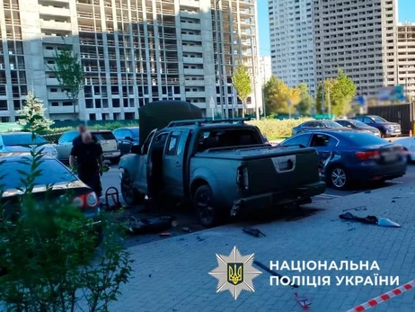 У Києві підірвали пофарбовану під військову автівку, власник отримав незначні травми