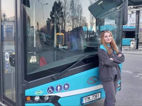 Украинка в Чехии научилась водить автобус, стала лицом транспортной фирмы и встретила мужа
