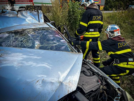 На трассе Киев-Одесса столкнулись Citroën и грузовик - погибли три человека