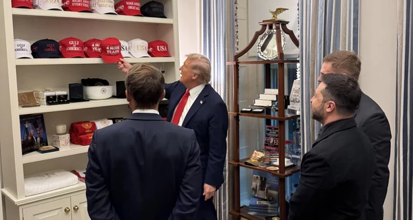 Трамп в Белом доме показал Зеленскому и Макрону свою кепку «Еще четыре года»