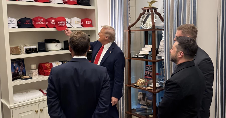 Трамп в Белом доме показал Зеленскому и Макрону свою кепку «Еще четыре года»