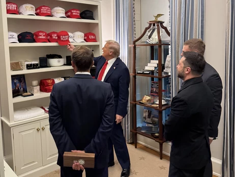 Трамп у Білому домі показав Зеленському та Макрону свою кепку «Ще чотири роки»