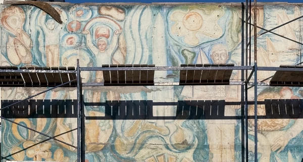 В Киеве на фасаде лицея обнаружили уникальную роспись, связанную с бойчукистами