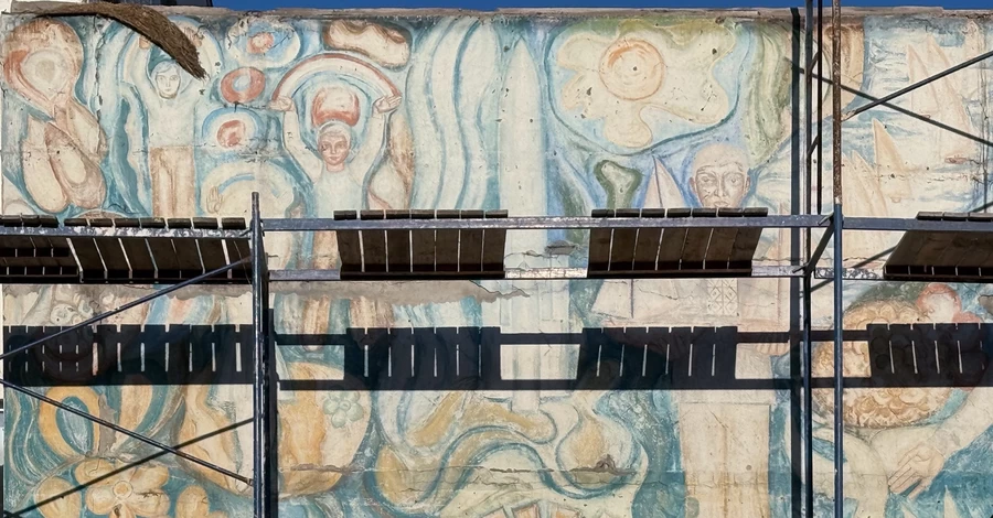 В Киеве на фасаде лицея обнаружили уникальную роспись, связанную с бойчукистами