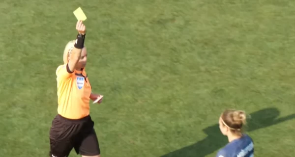 Украинская футболистка получила желтую карточку за русский язык во время матча