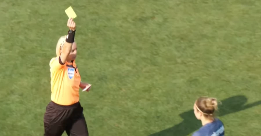 Украинская футболистка получила желтую карточку за русский язык во время матча